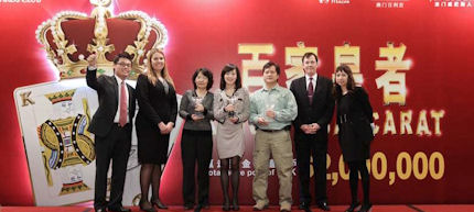 From left to right: Event Emcee Mr. Andy Tang, Ms. Nicci Gradidge (Casino Marketing Director - Casino Promotions & Events), 2nd place winner Ms. Ling Ching, 1st place winner Ms. Qin Hong, 3rd place winner Mr. Chan Hon Kwong, Mr. Peter Manson (Director of Table Games – Plaza, Casino Operations), Event Emcee – Ms. Cathy Kuok