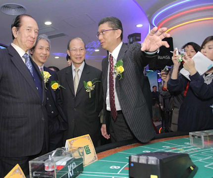 2007年12月28日金碧揭幕时，汇彩控股有限公司主席兼董事总经理陈捷先生（中）与何鸿燊博士（最左）聊天。