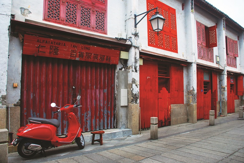 福隆新街的门窗被刷成红色已经二十年