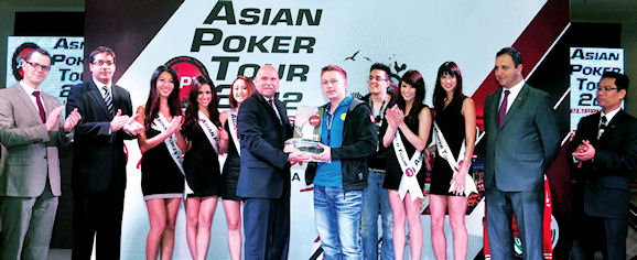 APT首席执行官Jeff Mann为2012APT菲律宾站比赛（在马尼拉名胜世界举行）冠军－南非选手Divan Le Roux颁奖
