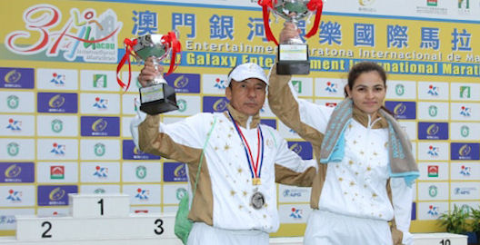 银娱员工Shanti（右）与Karki（左）分别摘下迷你马拉松赛事冠军及季军