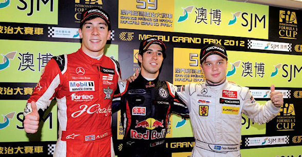 左起: 英国的Alex Lynn（季军）、葡萄牙的Antonio Da Costa（冠军）以及瑞典的Felix Rosenqvist（亚军）在第59届澳门格兰披治大赛车的首要赛事澳博三级方程式格兰披治中登上奖台