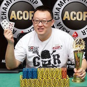 Xing Zhou展示他在ACOP主赛事上的胜出牌