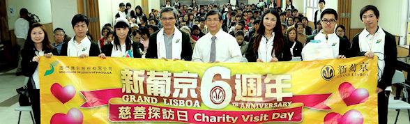 Mr Paul Pun (standing, 4th from right), Secretary General of Caritas Macau, with Grand Lisboa employees and other visit participants