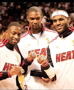 韦德、波什和詹姆斯庆祝他们的第二个NBA冠军