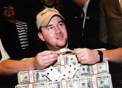 Chris Moneymaker赢得2003年WSOP主赛事冠军，书写了扑克传奇