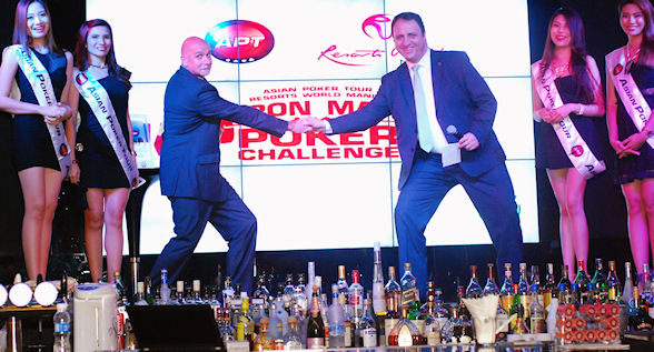 APT首席執行官Jeff Mann及RWM首席遊戲官Hakan Dagtas慶祝“鐵人撲克挑戰賽”的推出