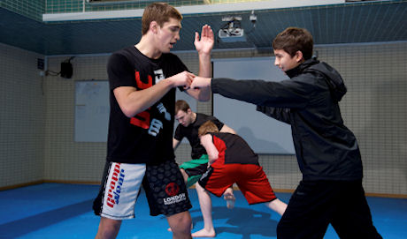 UFC拳手约翰·海瑟威与澳门国际学校的小拳击迷们切磋