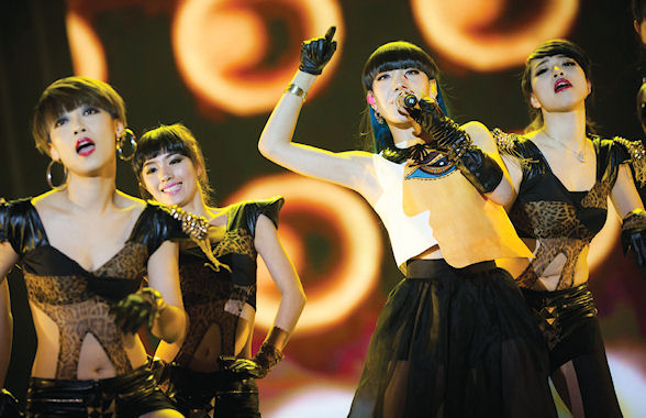 《中国好声音》学员吴莫愁于《2014中国好声音春节演唱会》上倾情献唱。