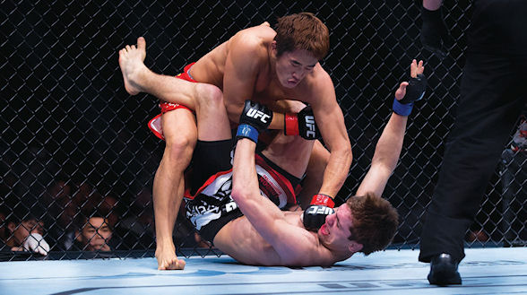 韩国选手金东炫击败英国选手约翰•海瑟威，在'UFC澳门格斗之夜'主赛中胜出