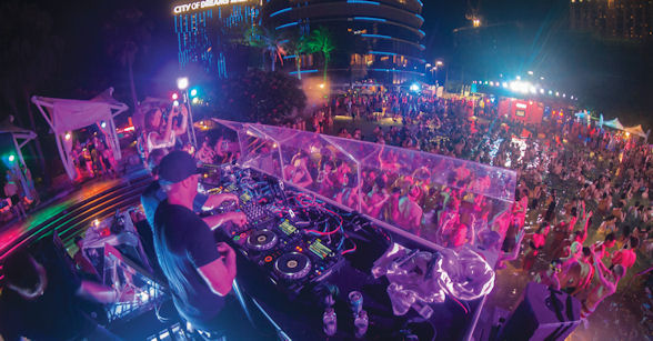 SPLASH attracted around 2,000 party animals from around the globe to the Hard Rock Hotel's famous pool