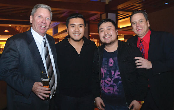 WPT解说员Mike Sexton（最左）、赛事总监Matt Savage（最右）、Nicky和BrianSombero（菲律宾扑克教父Wally Sombero之子）在WPT菲律宾站欢迎派对上 
