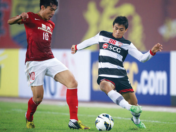 中国国家队队长郑智（左）效力于中超豪门广州恒大俱乐部