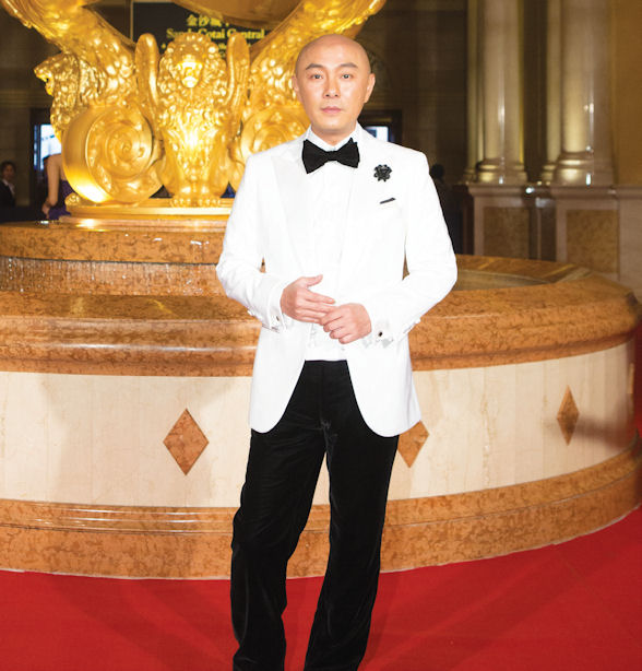 Veteran Hong Kong actor Dicky Cheung arrived in style for the 15th Huading Awards 