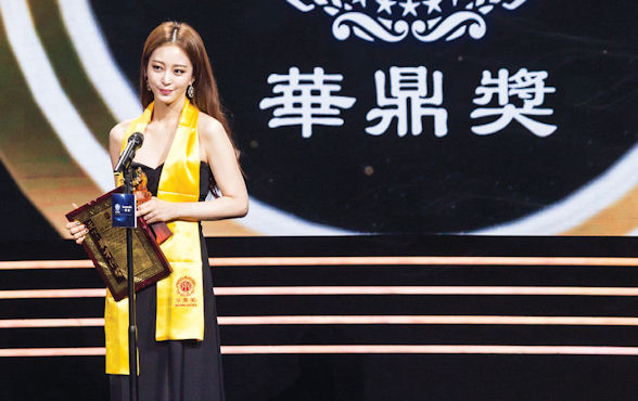 Han Ye Seul celebrated by taking home the award for Global Best Female Drama Actress 