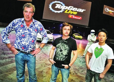 2009年《Top Gear Live》香港站，主持人杰里米·克拉克森（左）和理查德·哈蒙德欢迎李英健加入