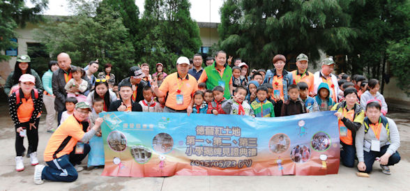 [b]Around 30 volunteers participated in the opening ceremony for the first, second and third Tak Chun primary schools in Hongtudizhen, Kunming, on 23 May 2015. Around 450 students and staff were assisted and more than 100 students were sponsored through Tak Chun's child sponsorship plan.[/b]