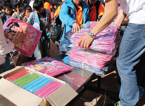 [b]Tak Chun Group distributed supplies to children living in the Kunming mountain district in November 2014[/b]