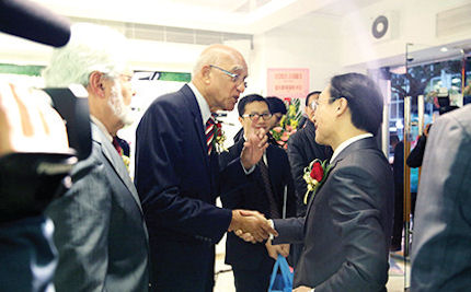 [b]Dr Cunha greets Alexis Tam, Macau's Secretary for Social Affairs and Culture, at the Rui Cunha Foundation[/b]