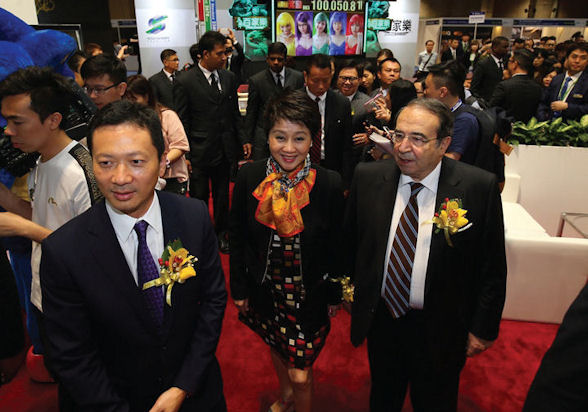 [b]Left to right: Chief Operating Officer of Melco-Crown Mr Ted Chan, SJM Executive Director Ms Angela Leong and Galaxy Entertainment Group Advisor Mr Jorge Neto Valente[/b]